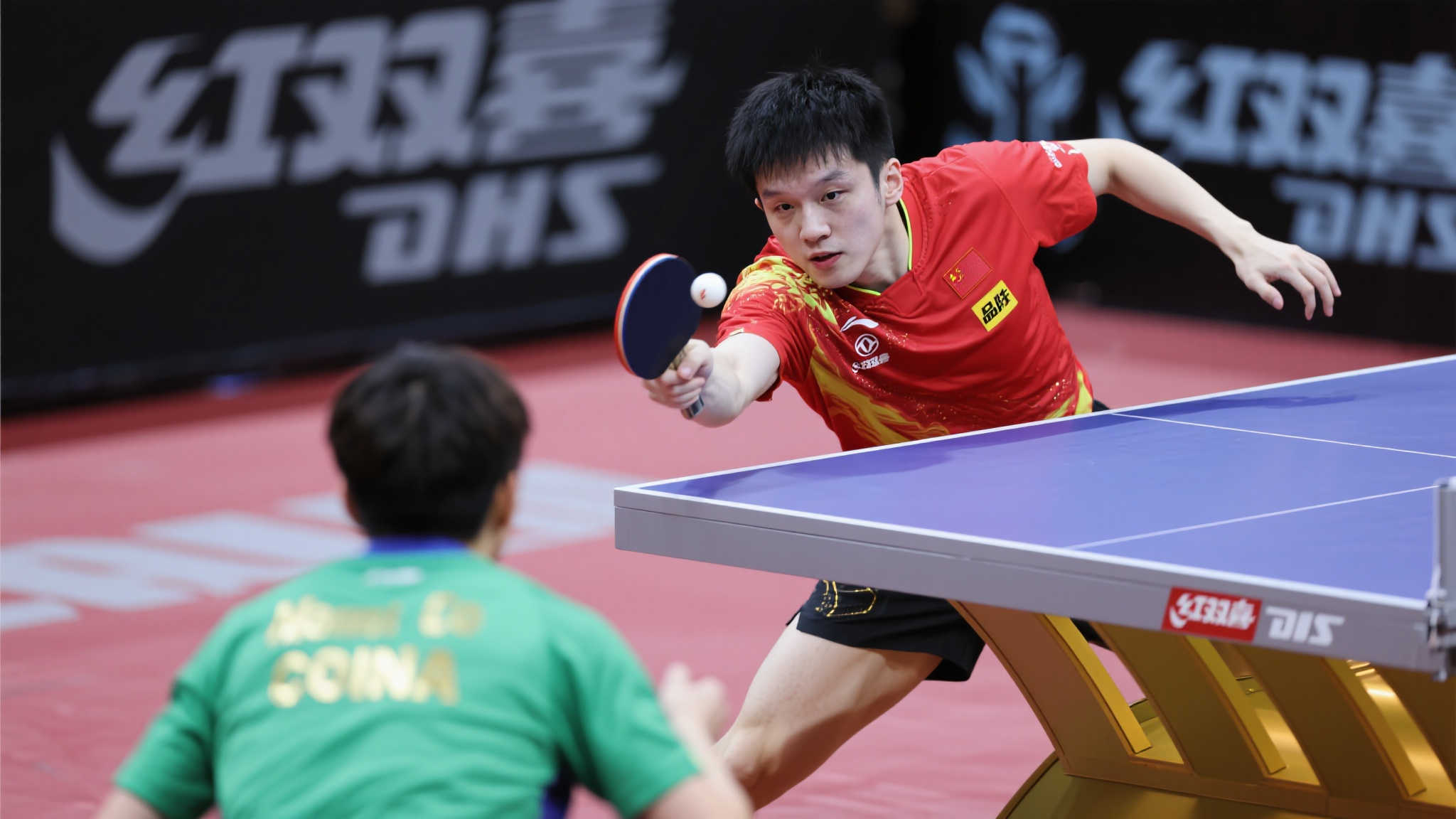 球拍突发故障临危不乱 王楚钦换拍再克强敌更显沉稳